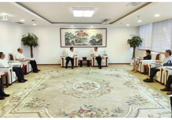 白忠泉董事长与重庆市南岸区委书记许洪斌会谈