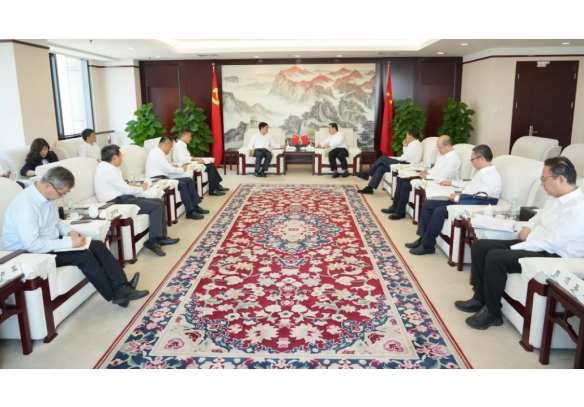 白忠泉董事长与中国东航董事长王志清会谈